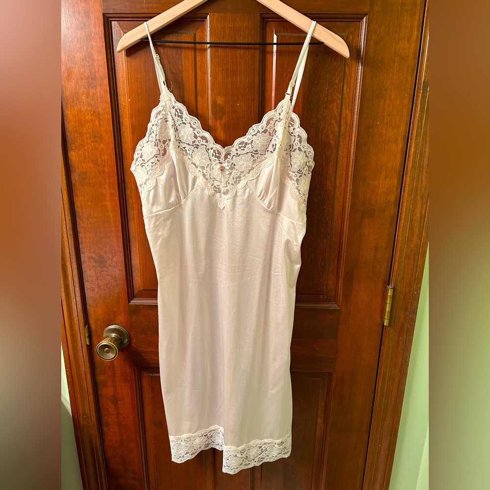 ASHLEY TAYLOR VTG White Nylon Full slip w/ lace details. Snag on side.
